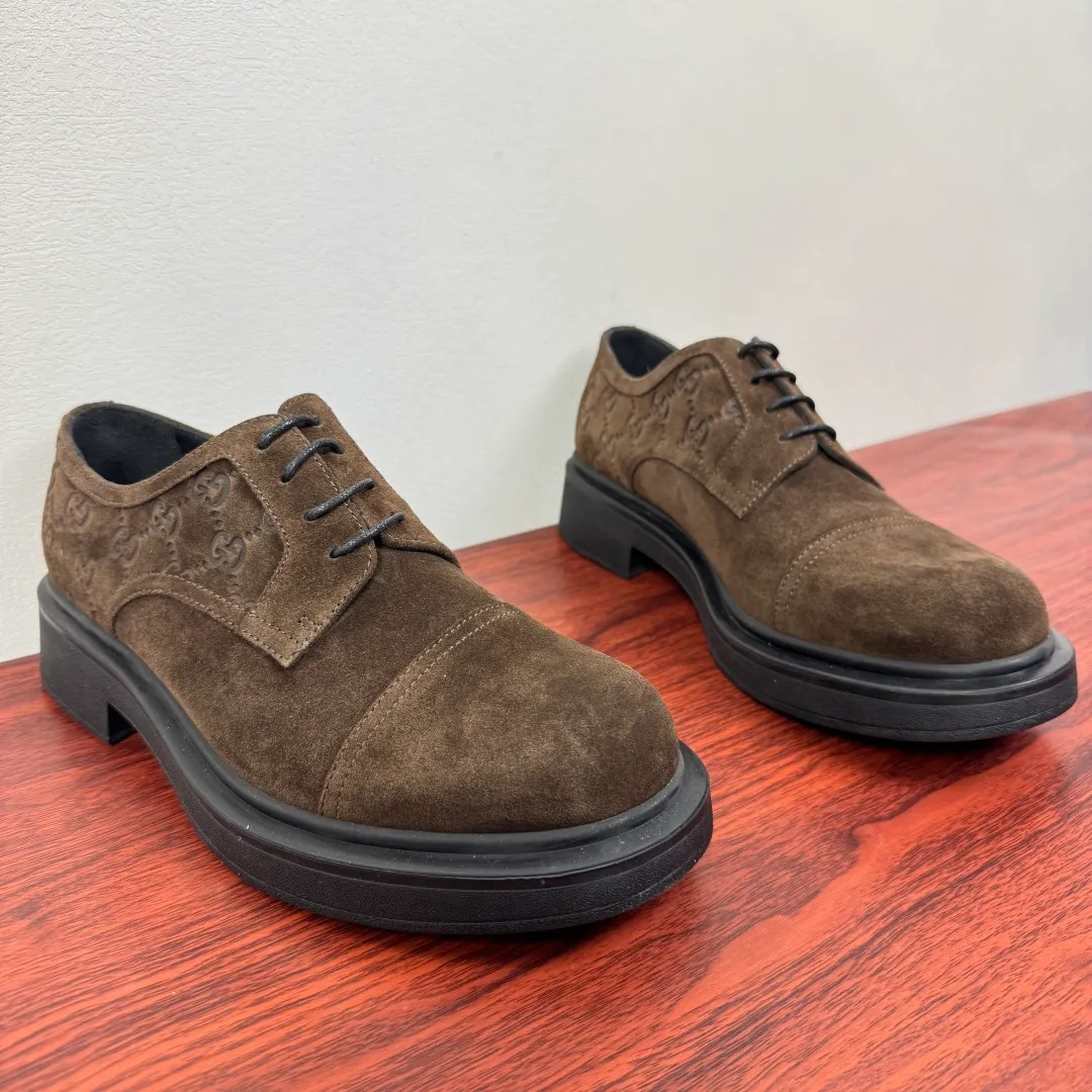 Batch 780 Gucci/Gucci new men's lace-up shoes with GG details, suede leather derby shoes! Rooted in the brand's heritage, these men's lace-up shoes are crafted from suede calfskin and embellished with GG-print embossed suede details in homage to Gucci's iconic monogram. The rubber sole decorated with GG pattern adds a touch of modern fashion to this design. Typical three-joint style design. European and American classic version, full calfskin lining. The overall upper texture is soft and the lining is comfortable and breathable. 2CM thickened soft rubber sole, easy to control. Versatile and stylish upper foot, multiple colors available to meet different matching needs, complete package! Size: 39-40-41-42-43-44 leather shoe size (can be customized to 38.45) Item number: 7826Z suede coffee color